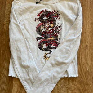 Top från new yorker  - Säljer denna tröja från new yorker för att den inte kommer i användning<3 katt finns i hemmet🥰 Köpt för 60kr i somras 