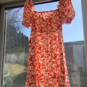 RÖD KLÄNNING - Säljer min extremt fina klänning från Shein, passar tyvärr inte mig längre men är en perfekt sommarklänning💓💓