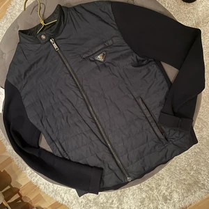 Prada cardigan S/M - Hej säljer min fina mörkblå Prada cardigan i storlek M, lite smalare passform. Svår att hitta och nypris ligger på ca 10 000 kr. Hör av er vid fler frågor!