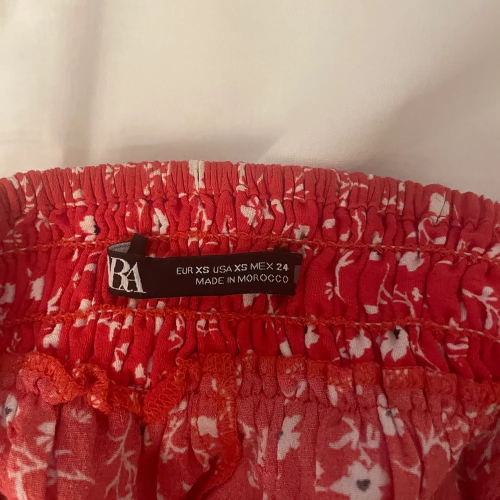 Säljer en super fin röd kjol från Zara! Har använt endast 1 gång💗 Köpt för 299kr och säljer nu för 139kr!!😁 Perfekt inför sommaren. Kontakta mig för mer info och kan absolut diskutera pris!💞. Kjolar.