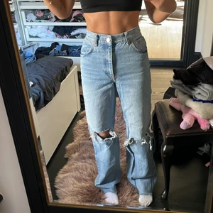 Zara jeans - Jeans ifrån Zara med slitningar. Fint skick! storlek 34. OBS: Jeansen är insydda i midjan samt avklippta ca 8-10 cm.