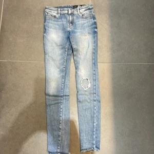 Armani jeans stl 25 - Armani jeans, modell J02, super skinny, storlek 25. Jättefint skick.