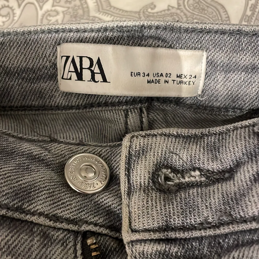 Nästan oanvända gråa jeans från zara i storlek 34.  Stretchiga. . Jeans & Byxor.