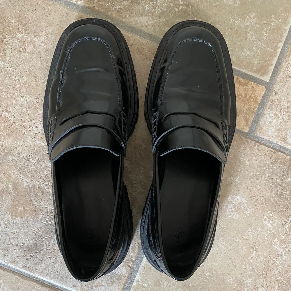 Superfina svarta loafers från Massimo Dutti. 🌟 Endast använda vid ett tillfälle så de är i nyskick, får inte riktigt användning för dem. Äkta skinn med putsad blank yta.. Skor.