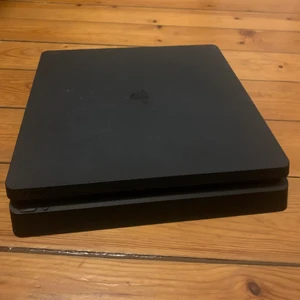 Ps4 slim - Har använt den ett tag men den fungerar som vanligt jag säljer för att jag skaffat dator