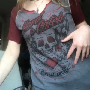 en superfin lethal angel tröja - en Lethal Angel t-shirt i storlek m, jättefint tryck där de står hard to catch plus en stor dödskalle i mitten, ingen syn på tidigare användning,  