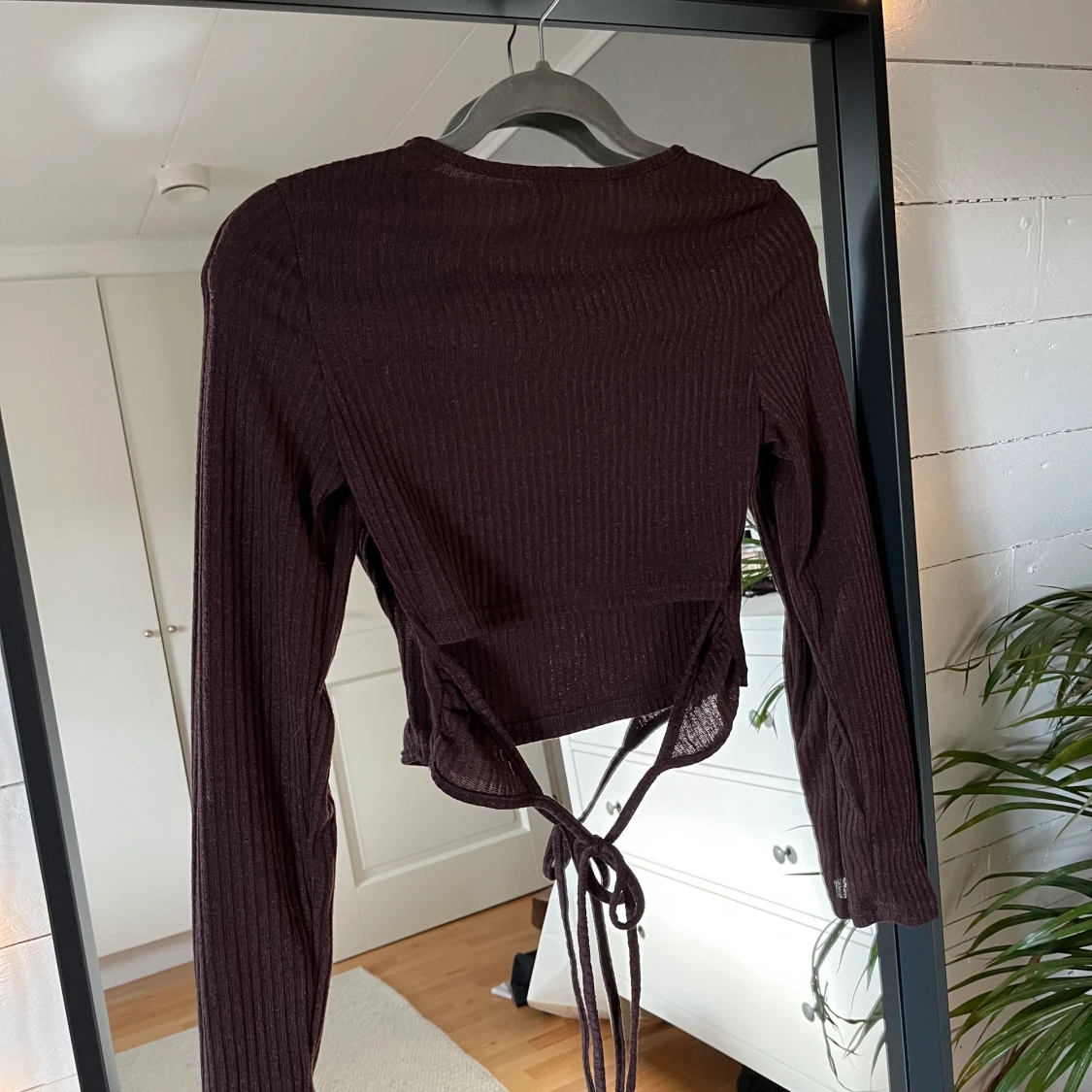 Brun ribbad med knyt i ryggen - 90