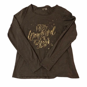 Jultröja - Jultröja i grått med guldig text från Lindex.🎅🤶 Storlek M. Använt men bra skick. Frakt: 66kr spårbart eller 52kr med frimärken 💌🚚📦