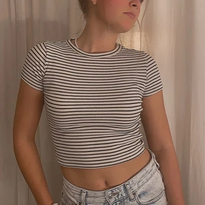 Randigt Linne - Vet inte om man ska kalla det Linne eller tröja😂 men det är en gammal tröja som jag inte använt på några år. Köpte den för 149kr om jag minns rätt. 