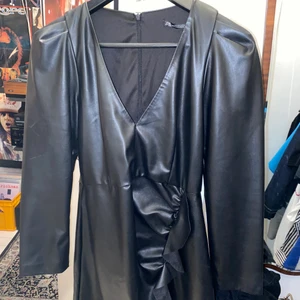 Zara skinnimitation kläning - Kläning från zara i fint skick. Kortare model och i strolek 36 men passar nog bättre på en med storlek 34. Katt i hemmet. Kan mötas upp i Uddevalla om ej så står köparen för frakten. 