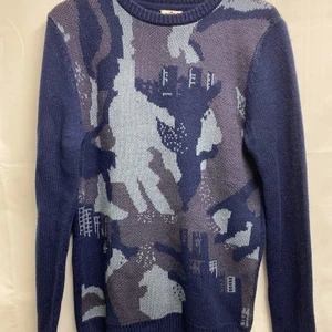 Stickad tröja - En snygg stickad tröja med coolt motiv! Säljer då den är för liten för mig! (Obs frakt ingår inte i priset)