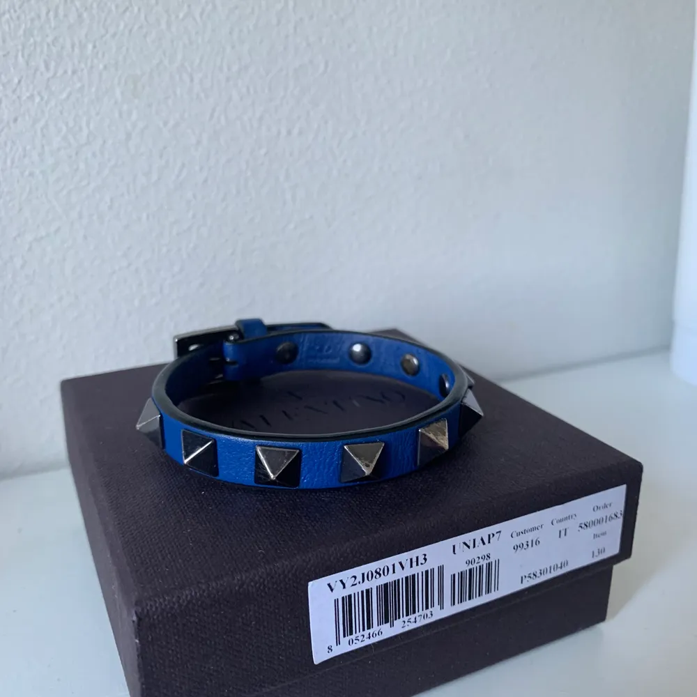 Ett blått valentino armband köpt för exakt ett år sedan! Jätte fint skick då det inte har kommit till användo allt för ofta🥰 (köparn står för frakt). Accessoarer.