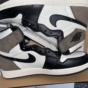 Mocha High OG jordans - Helt nya mocha jordans 1 og köpta från merchsweden för 6000                                          Säljes för 4500