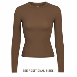 Skims tröja  - Säljer denna ”fits everybody long sleeve” från skims, färgen oxide! Slutsåld på hemsidan och använd endast 1 gång