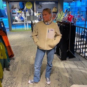 Patagonia Classic Retro-X - Hallojsan! Säljer min helt nya Patagoniafleece som jag köpte när jag var nere i St Anton och gjorde en säsong! Köpte den nu i slutet på säsongen och är helt oanvänd, lappar sitter kvar!  Storlek M, passar S/M!   Som ni ser så köpte jag den för €199,90, vilket motsvarar 2060 kr.   Jag kan mötas upp i Stockholm!   Annars kan jag frakta den!     