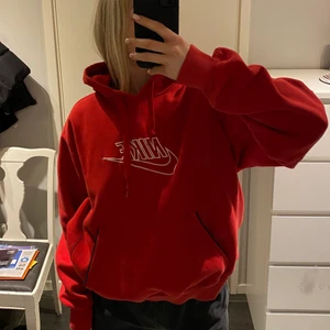 nike hoodie  - nike hoodie köpt på byond retro oversized och inga fläckar. 