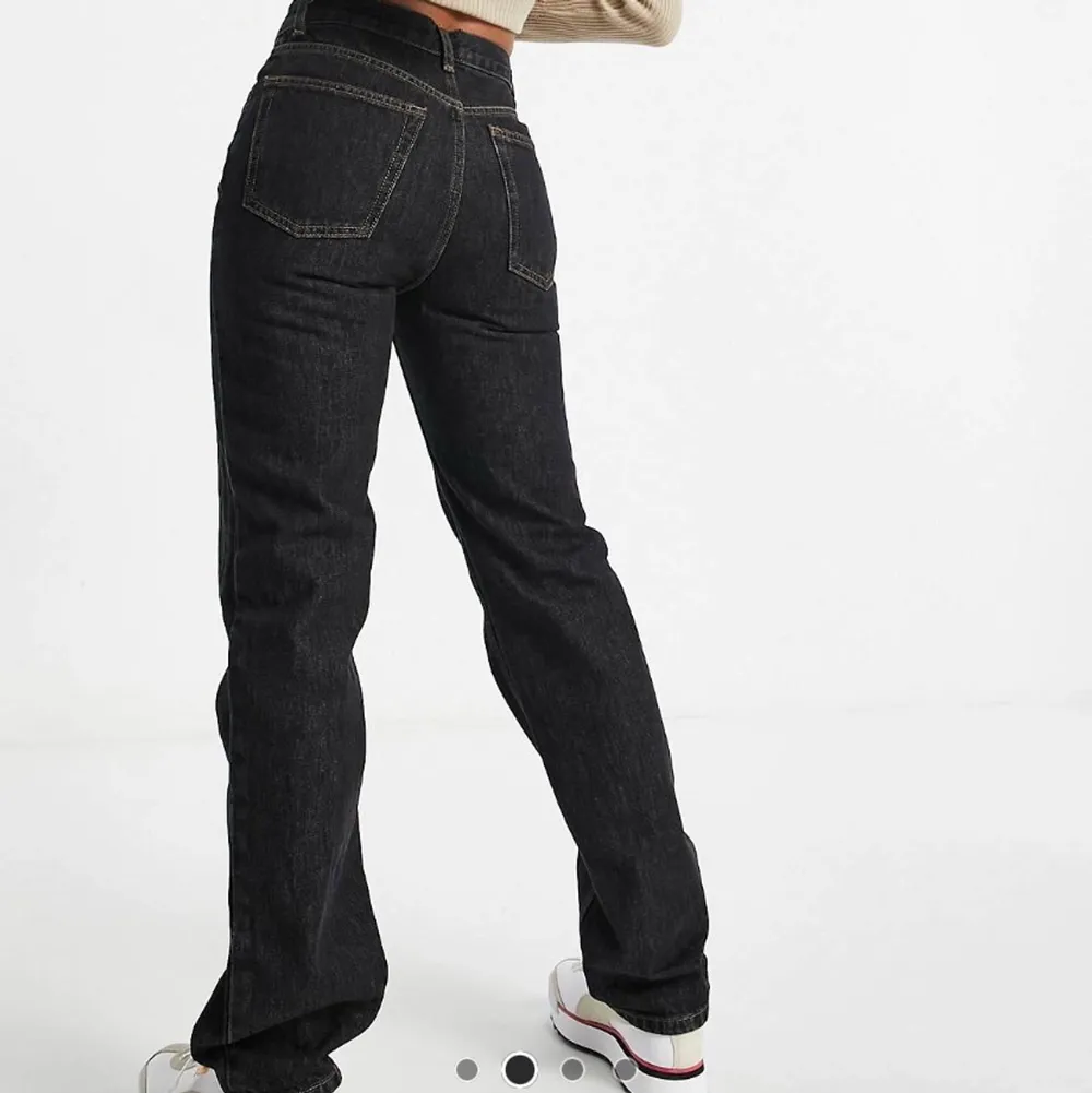 ”Vintagetvättade jeans i 90-talsstil med raka ben och medelhög midja” Slutsålda& ordpris 429kr. Jeans & Byxor.
