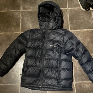 Marinblå Peak Performance jacka - Skick 9/10 använd en säsong, storlek 164, 1 år gammal, säljs för att den inte passar längre