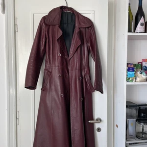 Läderkappa - Brunröd läderkappa från PG Elfström. Väldigt vintage och väldigt fin men dessvärre för liten för mig. Ena fickan behöver sys igen. Föredrar avhämtning men kan skickas mot porto.
