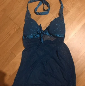 Topp/nattlinne - S/M - Legat nerpackad i källaren - så behöver en tvätt - annars i fint skick. Passar en S-M. Sexig topp med mesh nertill och vanlig kuppa. Frakt tillkommer! 