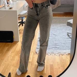 Gråa jeans från Madlady(Orginalpris 599kr). Jag tror att det är L34 på dem, jag är ca175 cm och dem är långa på mig.💖💖