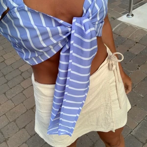 Kjol cremefärgad, omlott - Supersöt omlottkjol från Zara, använts några gånger. Lite nopprig men annars hel! Snygg modell och bra passform