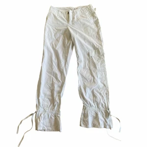 VITA Y2K CARGO PANTS/BYXOR - superfina men tyvvär för små för mig😢. Köpta second hand men aldrig använda av mig. Inga fläckar eller slitningar. Lite för små för mig som har 36/S/M normalt i byxor. Passar en XS/S 34 bäst. Möts upp i sthlm och frakt ligger på 51 kr.