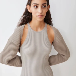 Hm kofta  - Hejhej, säljer denna helt oanvända kofta då jag råkade klicka hem två💕💕 den är i stolek L men passar mig som vanligtvis är en M. Frakten ingår inte i priset💕