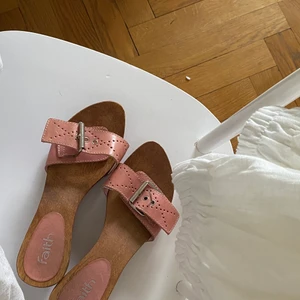 Sandaler med klack  - Så snygga sandaler med klack som tyvärr inte kommer till användning. Köpte nyligen second hand och har inte använts sedan dess, bra skick! Köp direkt för 100kr