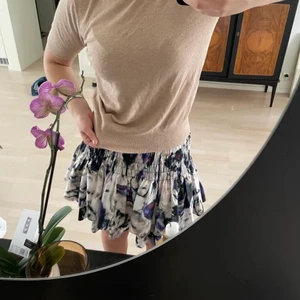 Kjol  - Så fin volangkjol från hm ❣️❣️stretching i xs så passar upp till L 