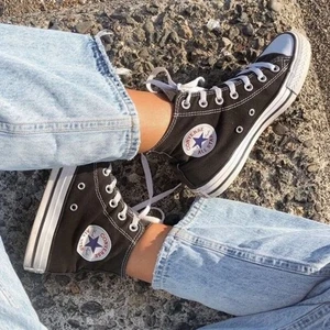Svarta converse - Storlek 39, typ använda 2 gånger så i toppskick!💜 första bilden är lånad