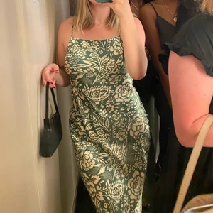 Grön klänning  - Zara lång klänning använd fåtal gånger, grön blommig satin material 💗