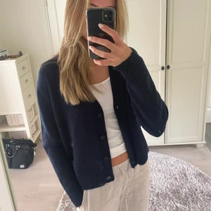 Stickad ull kofta med knappar  - Stickad ull kofta med knappar från Cos