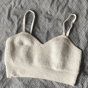 Fluffigt linne - Säljer detta gulliga vita linne. Det är fluffigt och använt ca 1 gång. Säljer pga att jag inte får användning av det. Det är i storlek xs och är ifrån HM 🤍