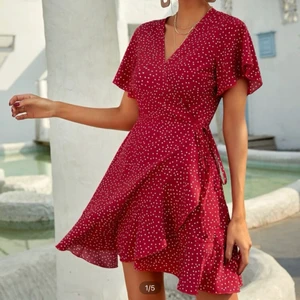 Röd klänning med omlott - Röd klänning med omlott. Justerbar i midjan. Storlek L, passar M. Aldrig använd.  Finns i Kallebäck, Göteborg. Kan även skickas mot fraktkostnad.