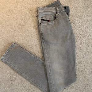 Diesel Buster jeans Storlek w29 l32 Raka men ändå lite slim i benen Nypris 1299 Skick 9/10 näst intill aldrig använda  