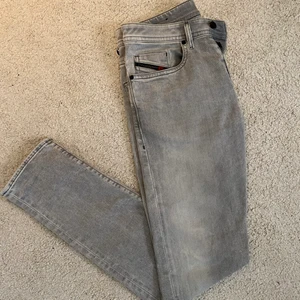 Gråa jeans - Diesel Buster jeans Storlek w29 l32 Raka men ändå lite slim i benen Nypris 1299 Skick 9/10 näst intill aldrig använda  