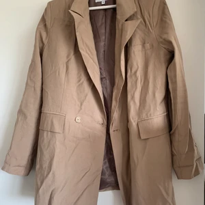 Beige Kavaj NAKD - Beige kavaj från NAKD. Använd endast ett fåtal gånger. Storlek 40.  Kan hämtas i Kallebäck eller skickas mot fraktkostnad.