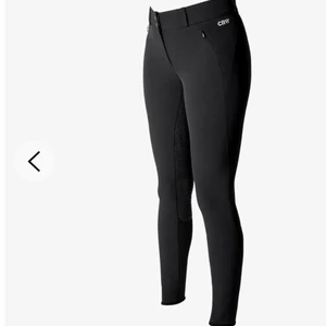 ridbyxor crw - Säljer nu mina helt nya helskodda ceraja crw byxor. Köpta för 800 och säljer för 200. Knappt använda då dom är förstora för mig. Säljer då dom bara ligger i garderoben och vill bli av med dom. Kan gå ner i pris vid snabb affär❤️