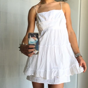 Klänning  - RESER OM 4 DAGAR SÅ FÖRST TILL KVARN!! Paketpris går att få:)Säljer denna superfina klänning i storlek s⭐️ fraktar för 44kr eller möts i Fridhemsplan 🤝