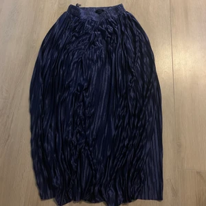 Plisserad kjol Rallets - Plisserad mörkblå kjol! Den svarta innerkjolen är bortklippt, men något man varken tänker på eller ser:)  