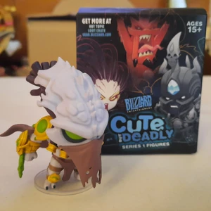 Starcraft figur + magneter - Starcraft Zeratul chibi vinylfigur från en mysterybox (cute but deadly). Kylskåpsmagneterna i andra bilden ingår. Står annars och samlar damm. Kan hämtas i Stockholm :)