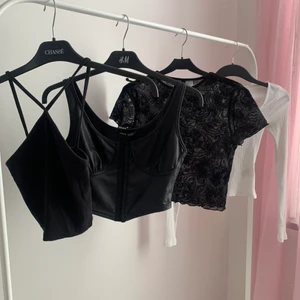 70kr för varje plagg  - - Svart topp från Zara, storlek S - Svart topp från Shein, storlek S  - Svart genomskinlig topp från H&M, storlek S  - Vit snedskuren tröja från Monki, Storlek XS 