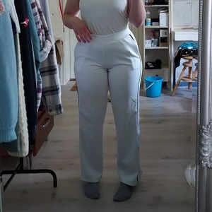 Soc mjukisbyxor. Strlk: S - Sköna och lena mjukisbyxor från SOC. Sitter tajt runt kroppen med vidare ben (wideleg) med knappar och en svart stripe längst benen. Använda en gång och säljer pga att de bara tar plats i garderoben. Säljer för 150 kr + frakt som köparen står för själv 💕