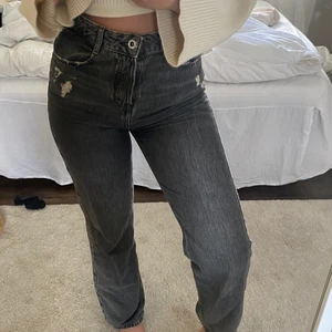 Zara jeans  - Grå jeans från zara med lite slitningar. Storlek 36 men passar en 38 med. Kommer inte till användning.