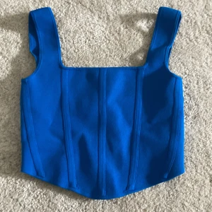 Topp - Säljer en topp som är använd max 5 gånger säljer pågrund av att jag inte använder och är inte min stil längre köpt för 279 och säljer för 169