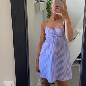 Klänning - Så fin klänning, köpt slutet på förra sommaren, hann aldrig använda! 