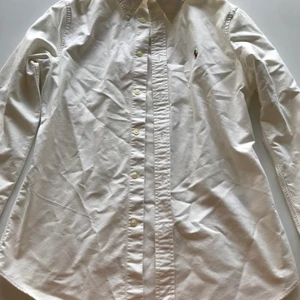 Ralph lauren skjorta - En oanvänd Ralph lauren skjorta som endast legat i garderoben (därav skrynklig).  Storlek S 