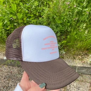 Wordless keps - Keps från Wordless, tyvärr inte kommit till användning. Helt ny!🤎