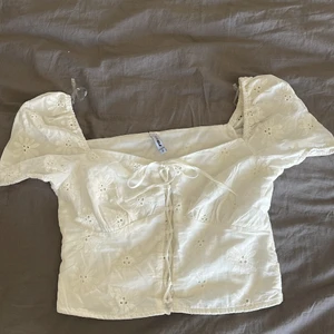 Vit topp - Vit somrig topp med knytning, den är aldrig använd, har en dragkedja på ena sidan💗